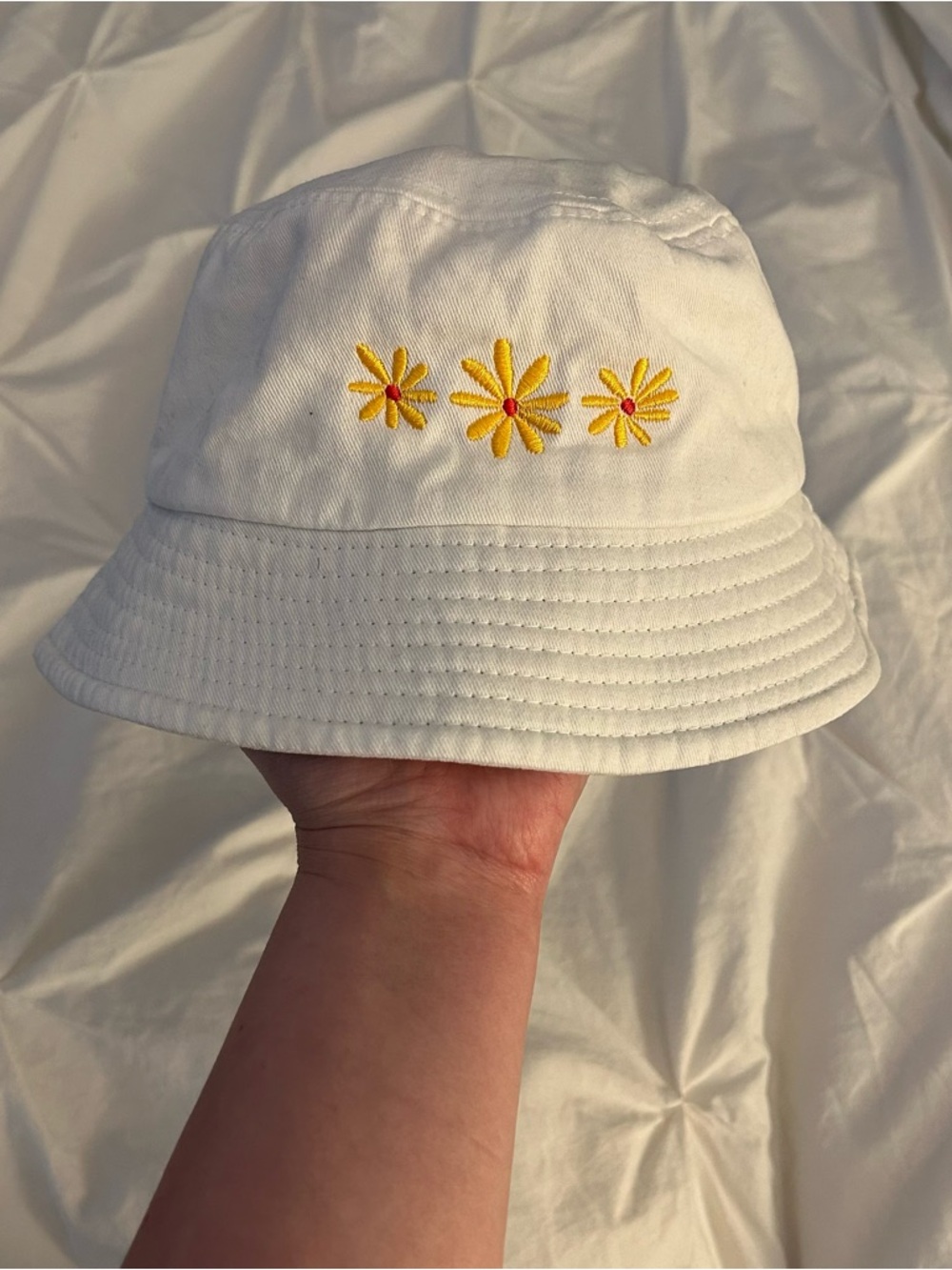 Y2K White Bucket Hat With Embroidered Daisies